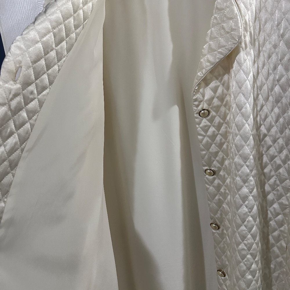 VINTAGE Christian Dior Ivory Women's Quilted Robe w Lace & Faux Pearl Buttons L - Picture 4 of 10